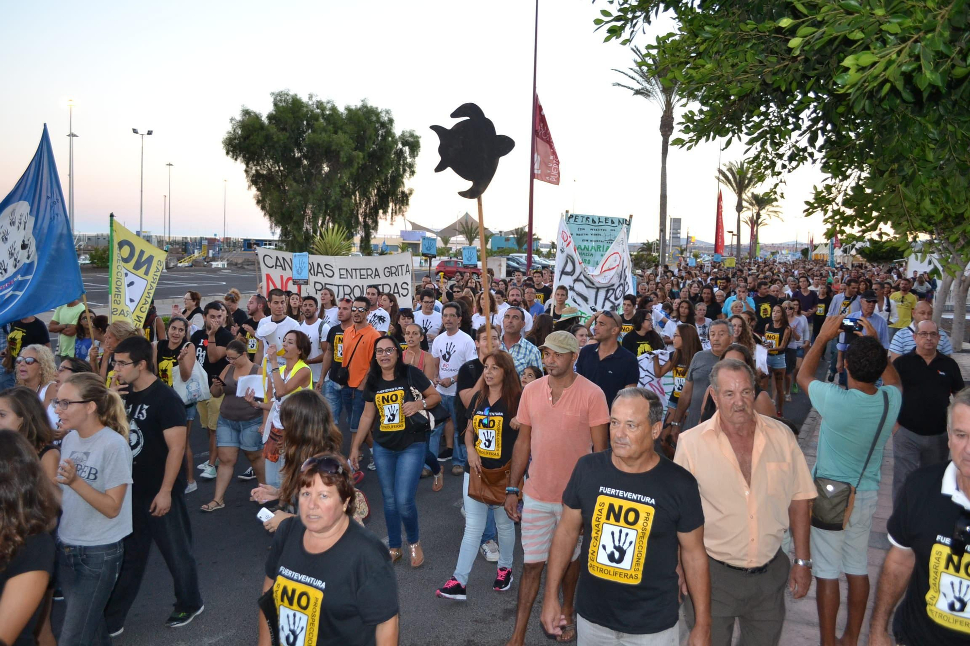 Manifestaciones contra las prospecciones petrolíferas de Repsol en aguas cercanas a Canarias.
