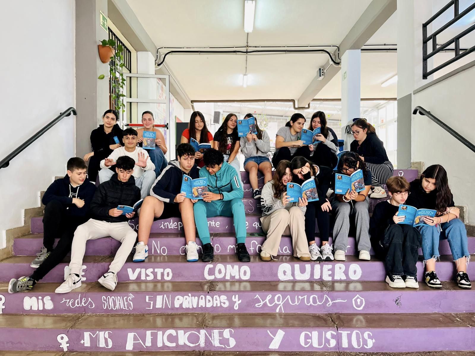 El alumnado de 4º de ESO del IES El Tanque de Tenerife con la obra de Beatriz Gómez.