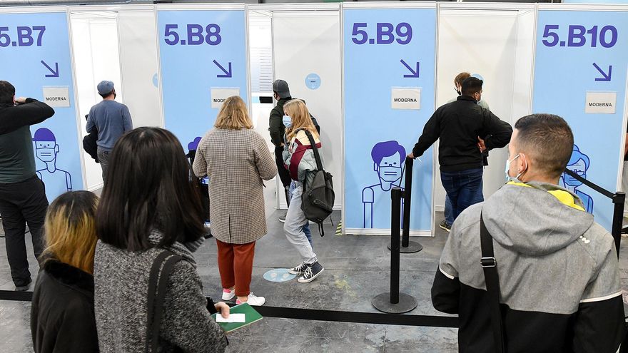El pasaporte COVID dispara la vacunación de descreídos en Catalunya: "Si no, no podemos entrar en ningún sitio"