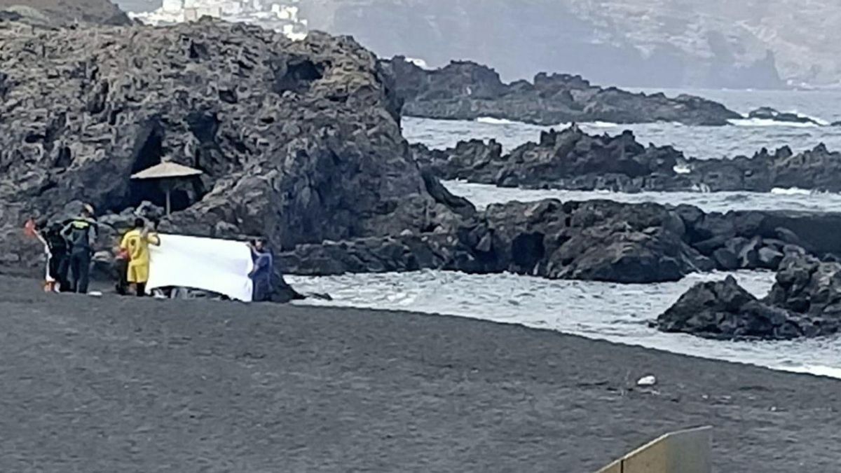 En la imagen, agentes de las fuerzas de seguridad junto al fallecido.