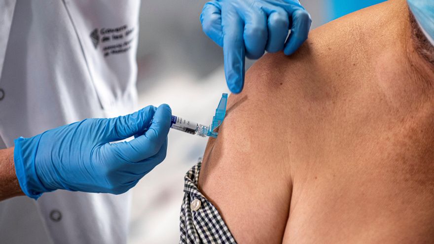 Una persona se vacuna contra la gripe. EFE/CATI CLADERA/Archivo