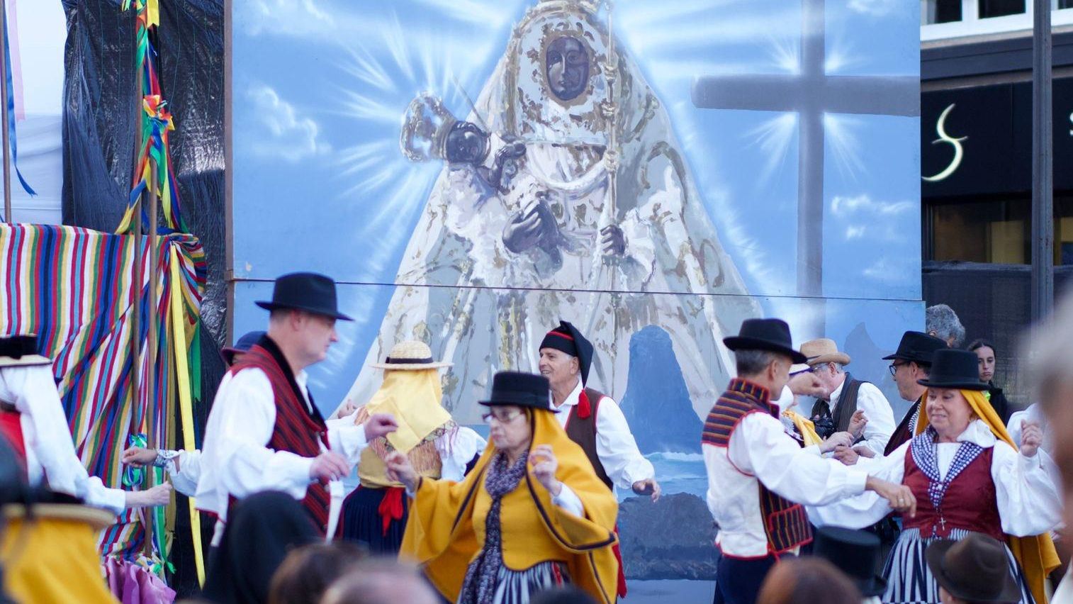 Santa Cruz realiza su ofrenda a la Virgen de Candelaria previa al Baile de Magos. FOTO: SOCIEDAD DE DESARROLLO SC