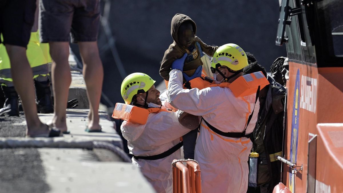 Salvamento Marítimo rescata a 144 personas que iban en un cayuco localizado a 53 kilómetros de El Hierro