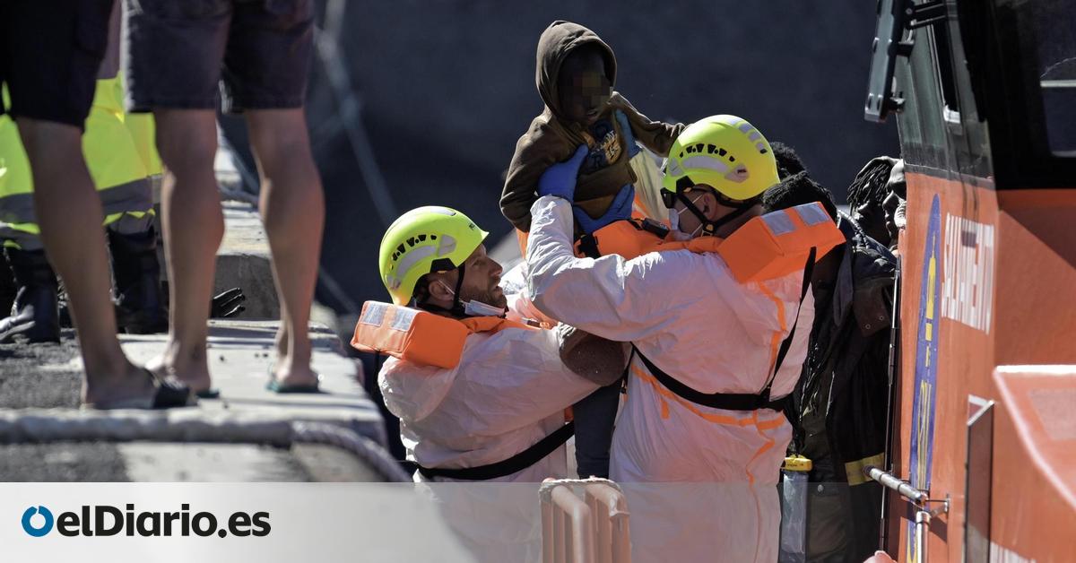 Salvamento Marítimo rescata a 144 personas que iban en un cayuco localizado a 53 kilómetros de El Hierro