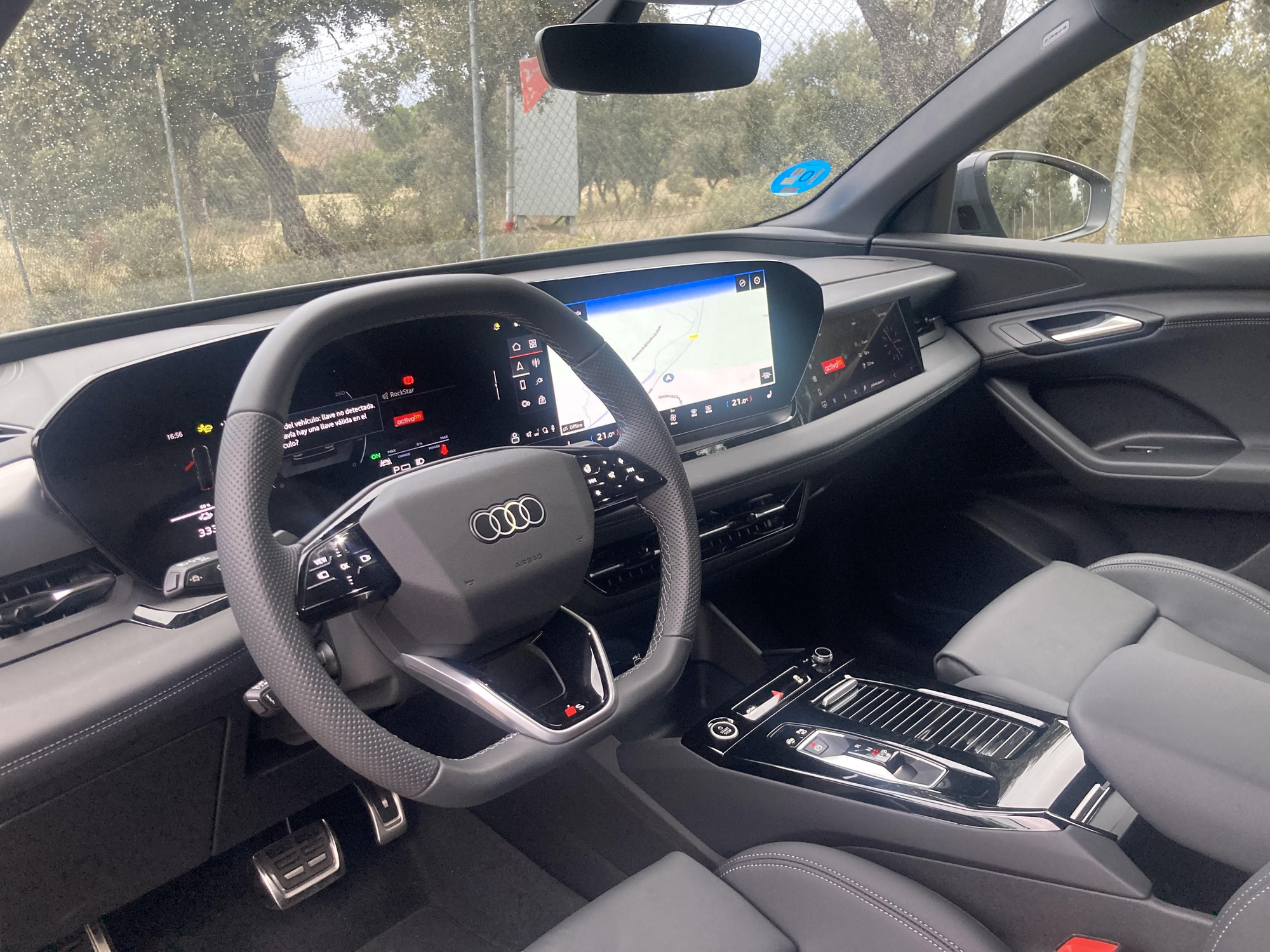 Puesto de conducción del SUV eléctrico de Audi.