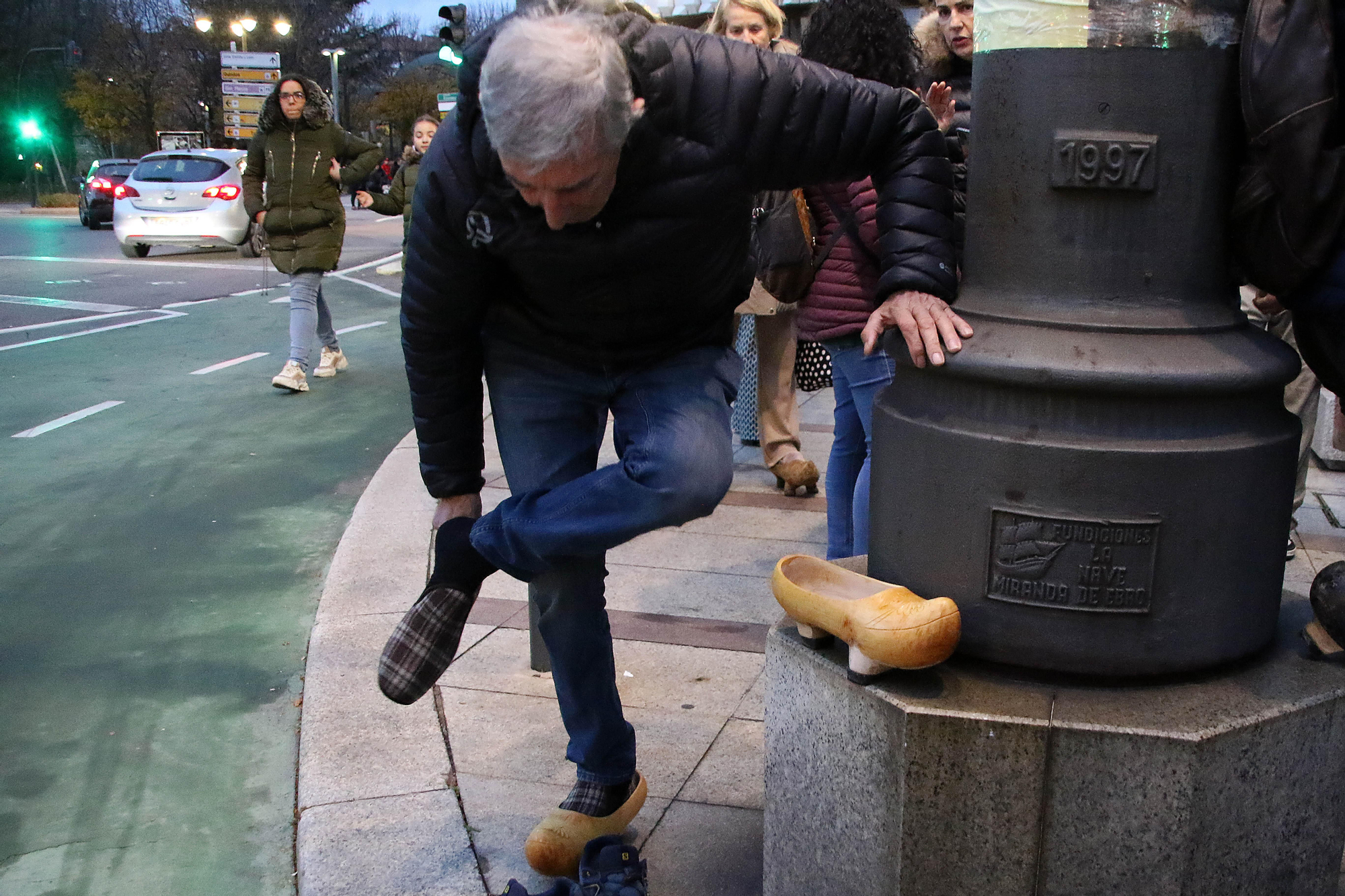 Con madreñas y a lo loco por el centro de León