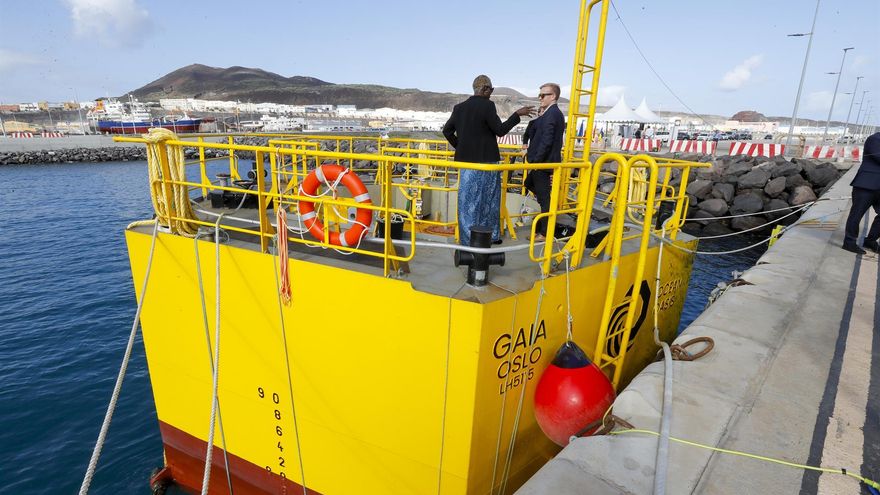 Una empresa noruega pruebe en aguas canarias un prototipo de desaladora flotante movida por la energía de las olas