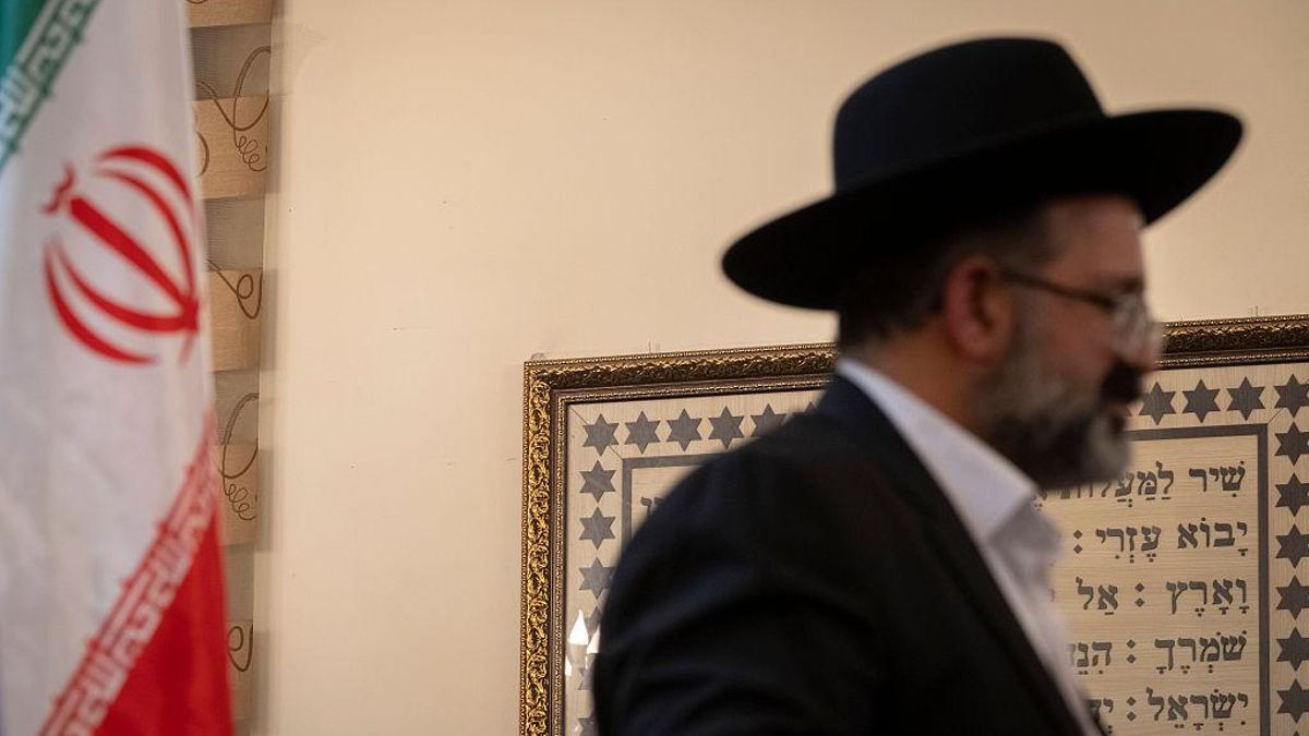 El rabino Younes Hamami Lalehzar durante una ceremonia en una sinagoga del centro de Teherán, el 16 de abril de 2026.