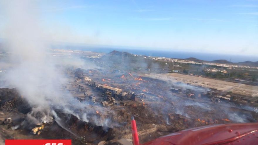 Dos helicópteros del GES descargan más de 182.000 litros de agua en el incendio de la planta de compostaje en Arona