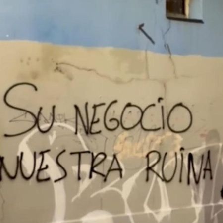 Una de las pintadas que se han realizado para protestar contra los pisos turísticos en Asturias