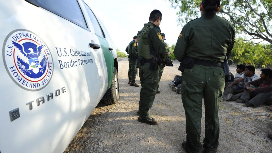 EE.UU. avisa a los migrantes que seguirá vigilando la frontera aunque cierre el Gobierno