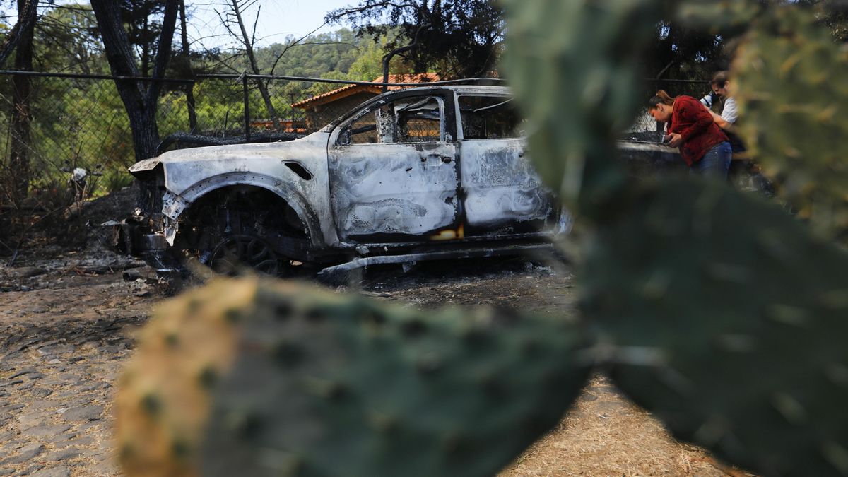 Un vehículo incinerado frente a la entrada del ‘Tapalpa Country Club’ en Tapalpa, en el occidental estado de Jalisco, en México.