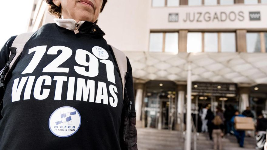 Una persona protesta por las victimas de las residencias durante la pandemia frente a los Juzgados de Plaza de Castilla, en diciembre de 2025, en Madrid.