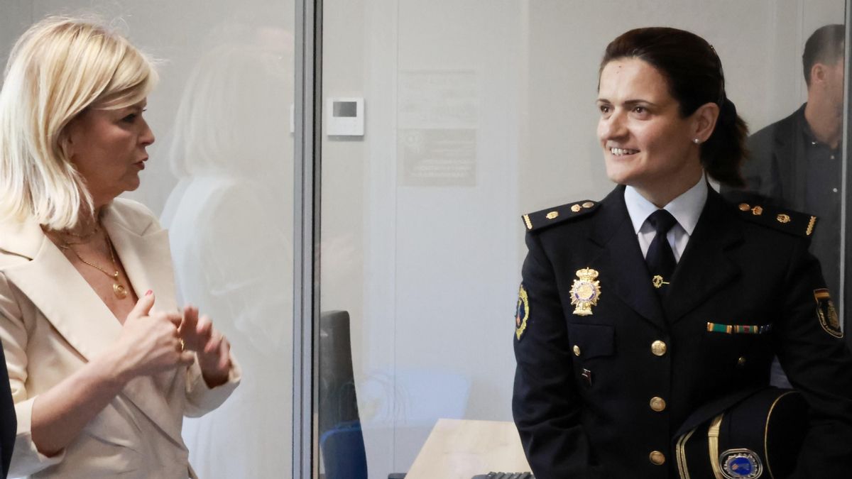 La exconsellera de Justicia, Gabriela Bravo, junto a la inspectora jefa de la Policía de la Generalitat, Pilar Bojo, cuando era responsable de la oficina de víctimas de violencia de género.