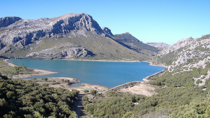 El embalse de Cúber, entre las faldas del Puig Major y del Morro de Cúber, abastece de agua a la zona metropolitana de Palma.