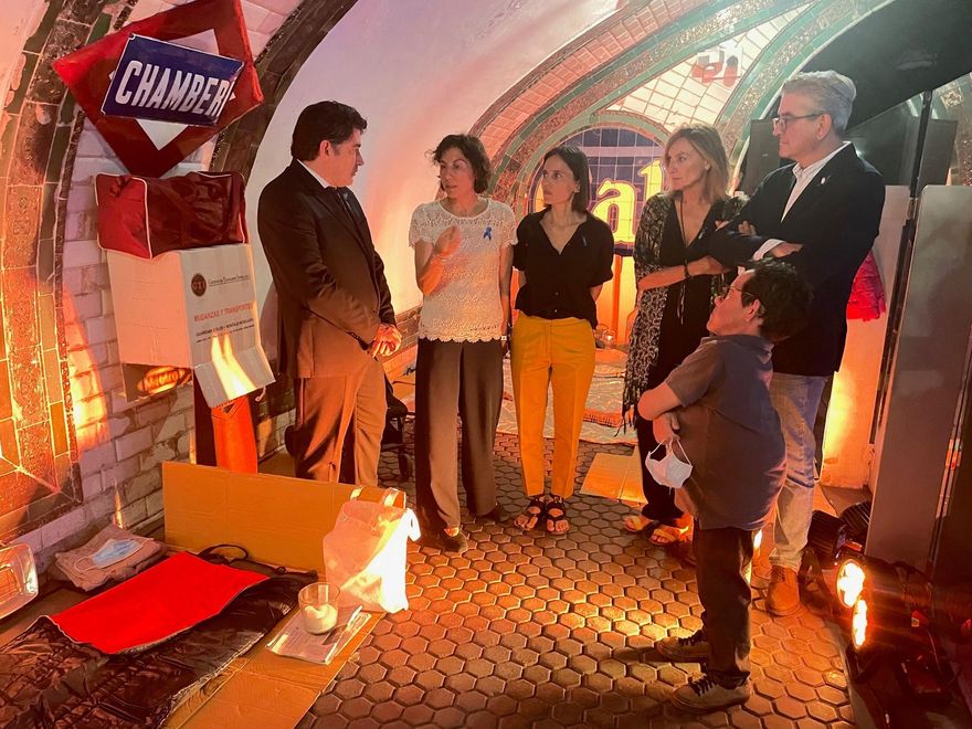 El consejero de Transportes, David Pérez, visita la instalación de Acnur en Chamberí