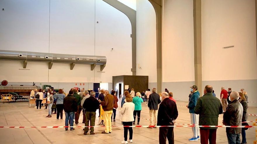 Los extremeños entre 50 y 59 años, más reacios a la tercera dosis por la mezcla de marcas