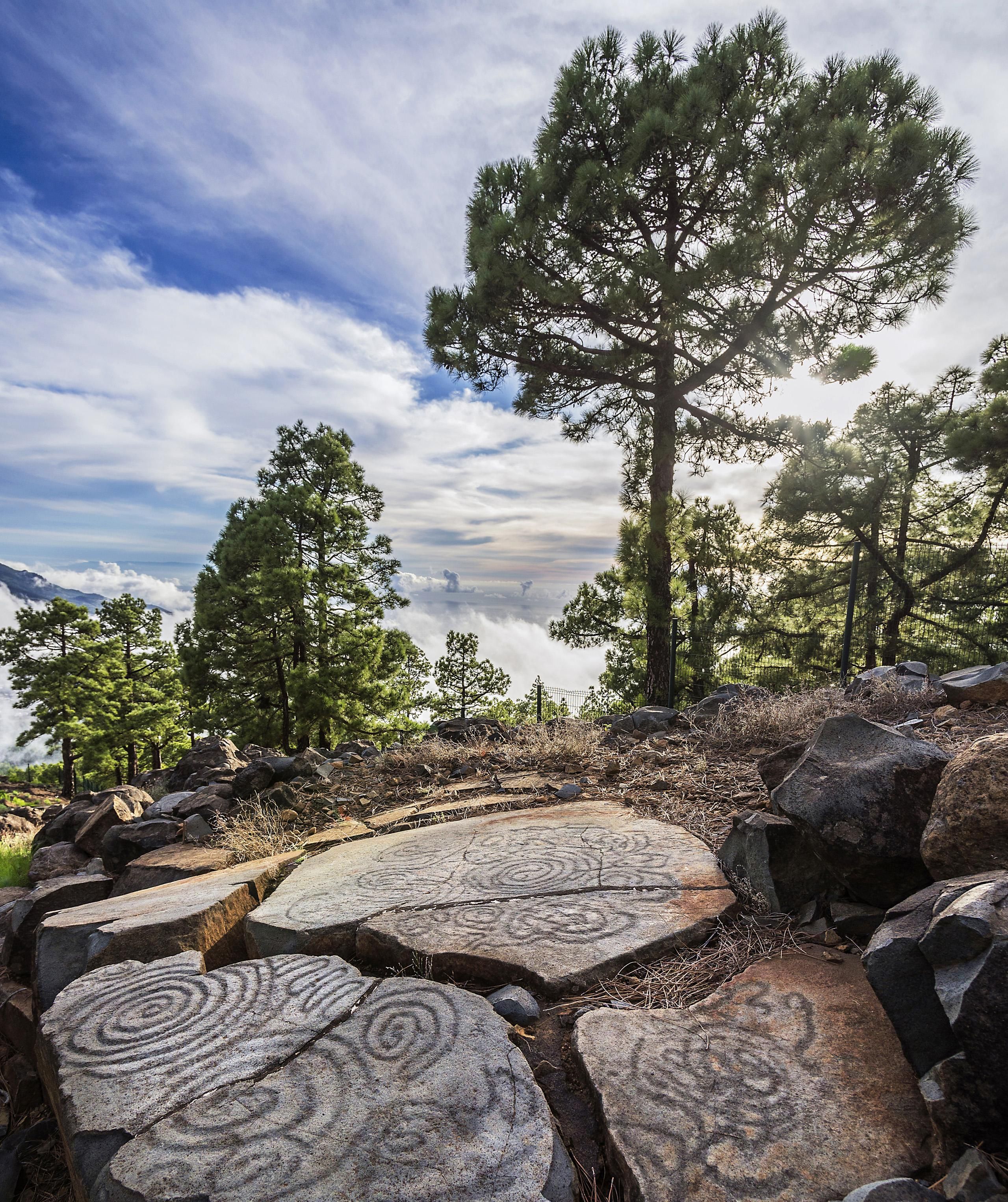 Espirales en el yacimiento El Bejenado, en La Palma. Estos grabados inspiraron la obra de Martín Chirino, como recoge el libro La memoria esculpida, de Antonio Puente
