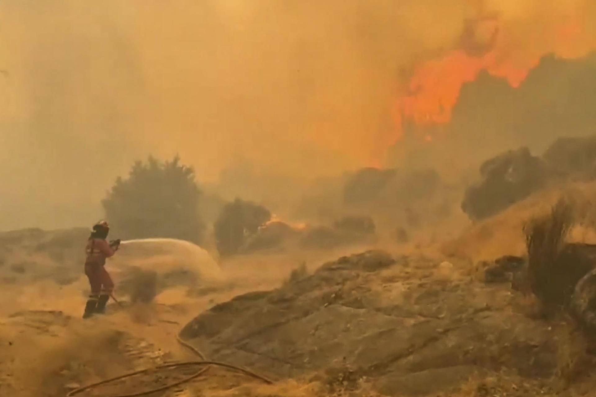 Captura de un video facilitado por la UME, de los efectivos que luchan contra el fuego en Navaluenga (Ávila)