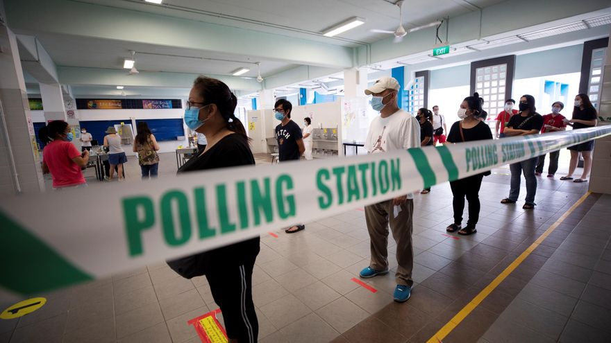 Los votantes hacen cola para votar en un colegio electoral en Singapur, el 10 de julio de 2020.