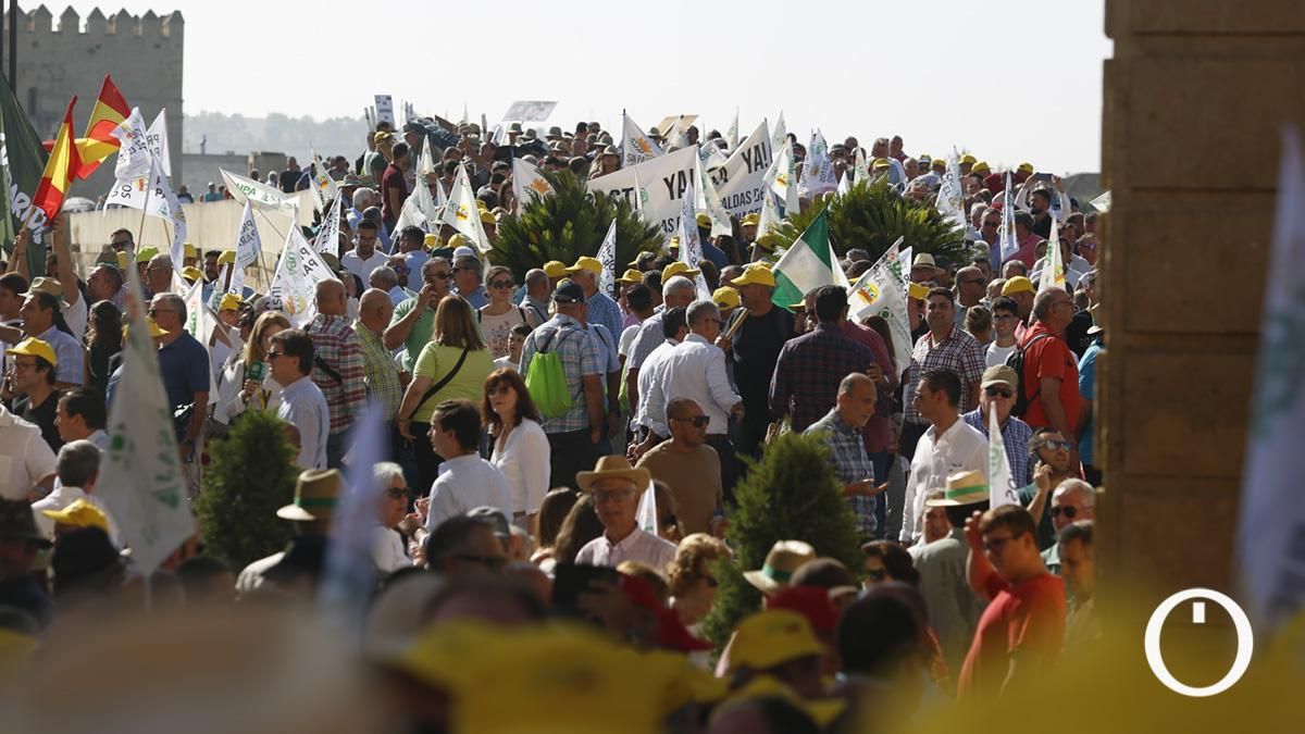 Concentración del sector agrario ante los ministros de la Unión Europea en la Puerta del Puente