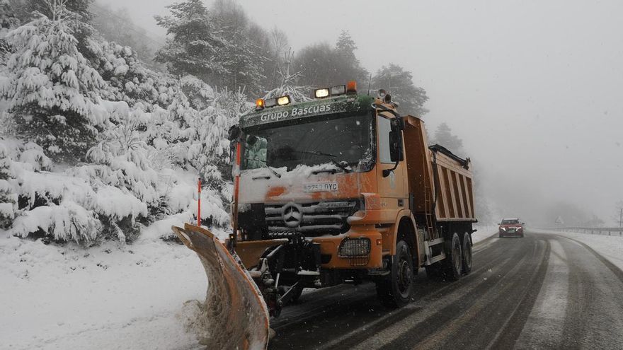 Un quitanieves limpia la carretera LU-633 cerca del municipio lucense de Pedrafita do Cebreiro este miércoles