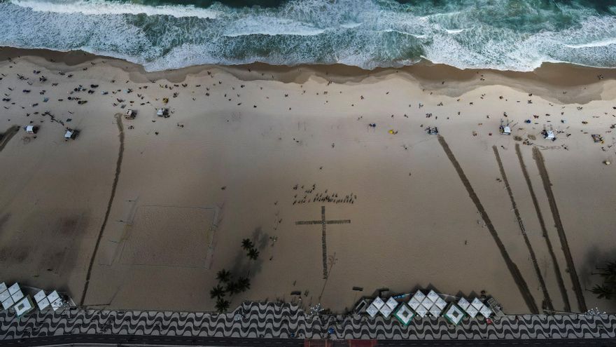 Fotografía tomada con un dron que muestra centenas de rosas rojas que fueron "plantadas" hoy en la emblemática playa de Copacabana, en Río de Janeiro (Brasil). EFE/Antonio Lacerda