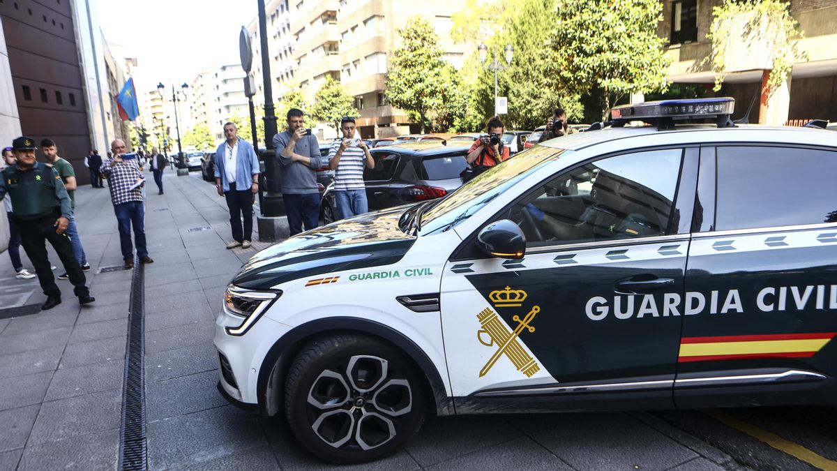 El vehículo de la Guardia Civil traslada a uno de los miembros del matrimonio a la sede judicial para prestar declaración.
