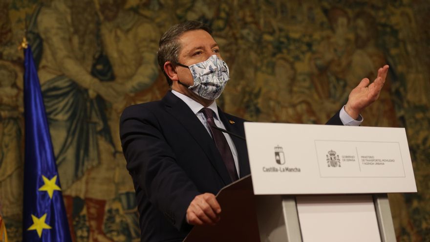 El presidente de la Junta de Castilla-La Mancha, Emiliano García-Page, en una rueda de prensa después de su reunión con la ministra de Transportes, Movilidad y Agenda Urbana