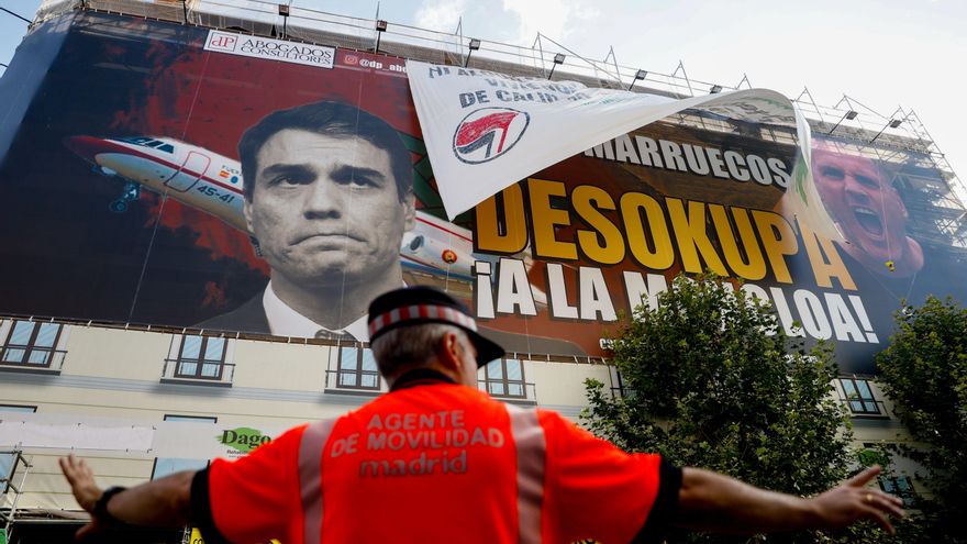 El líder de Desokupa afirma ahora que no va a retirar la lona tras asegurar que la quitaría