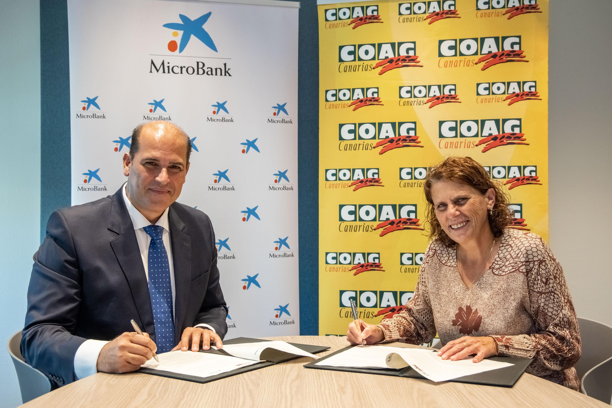 MicroBank y COAG Canarias firman un convenio para favorecer el relevo generacional en el sector agrario e incentivar la actividad emprendedora.