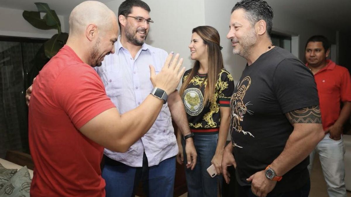 Rivas (de camisa) y el Tano Menéndez, intendente peronista de Merlo.