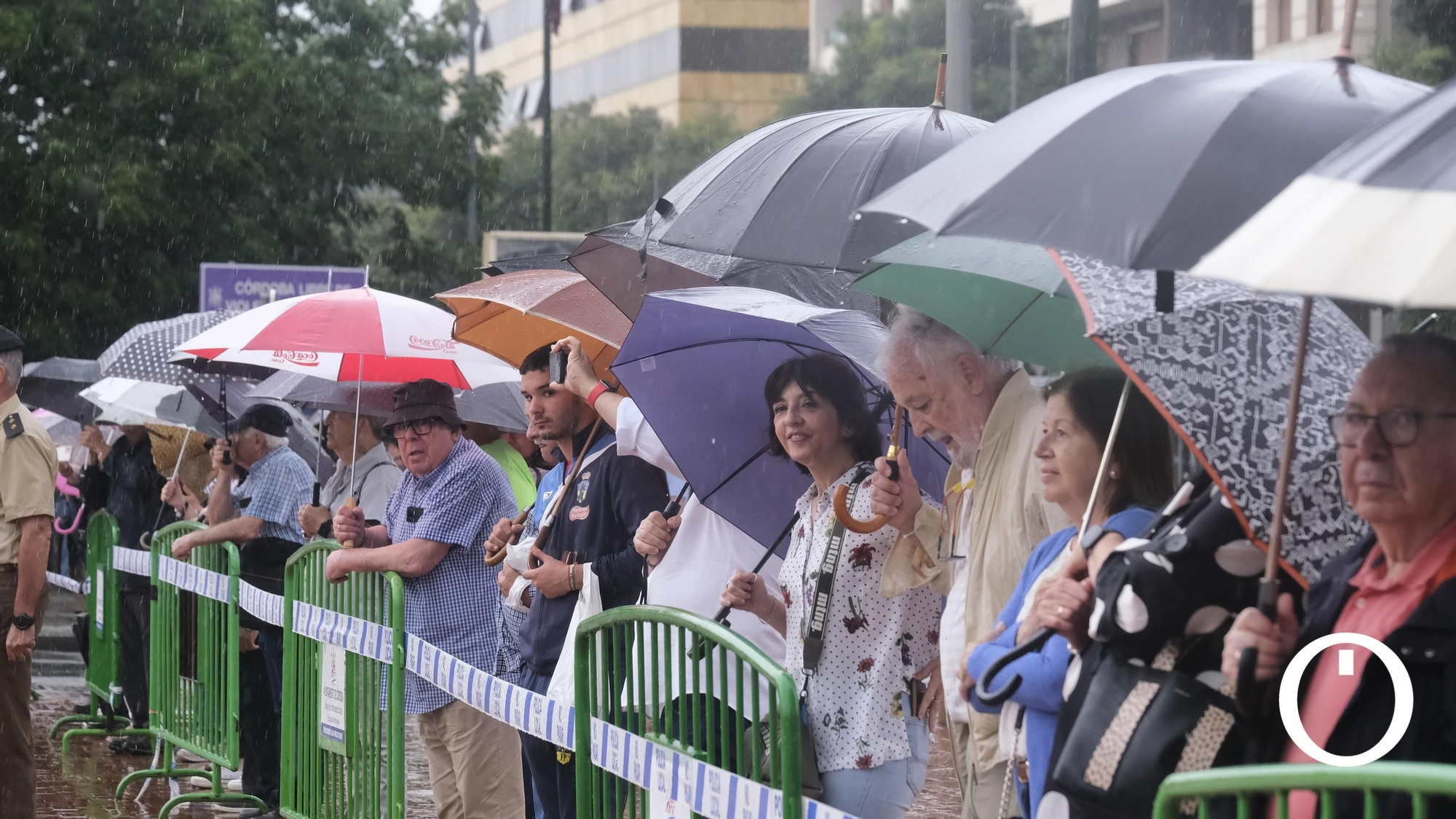 Izado de la bandera de España en la Plaza de España