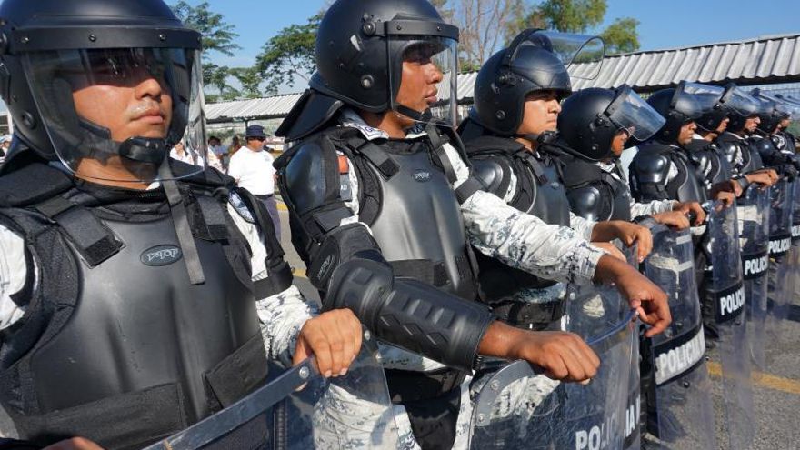 Miembros de la Guardia Nacional custodian este sábado el paso fronterizo con Guatemala de la Ciudad Hidalgo, sobre el río Suchiate, en el estado Chiapas (México), ante la llegada de migrantes hondureños que esperan ser atendidos por autoridades del Instituto Nacional de Migración de México.