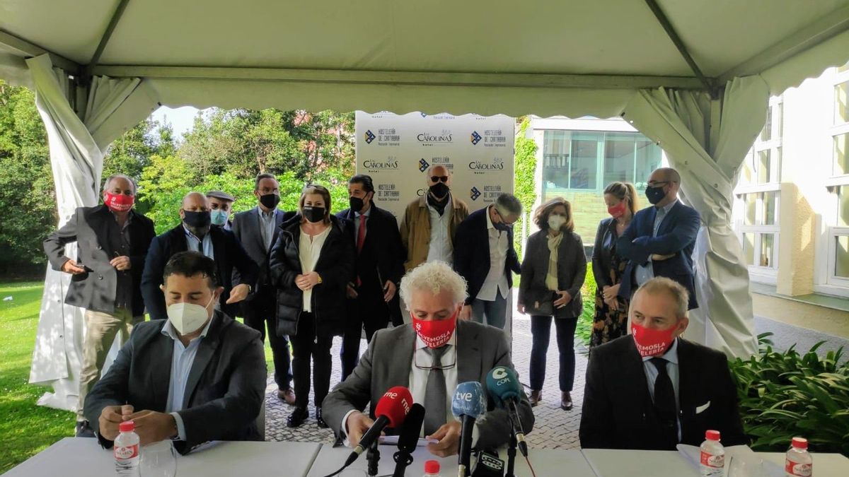 El presidente de la Asociación Empresarial de Hostelería de Cantabria (AEHC) , Ángel Cuevas,, acompañado por la Junta permanente de la asociación. Archivo