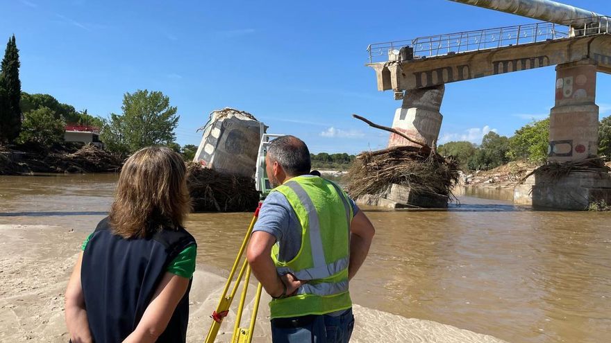 La ministra Teresa Ribera viendo la avería del sistema Picadas