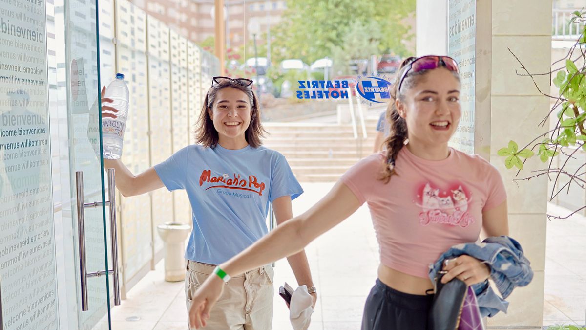 Dos seguidoras de Mariah's Pop acceden al recinto donde se celebró su primer concierto este sábado, en Toledo.