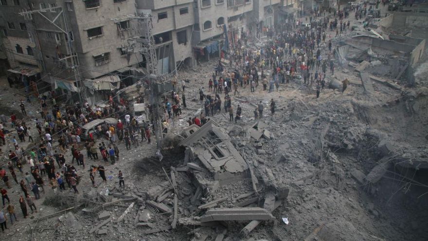 Ciudadanos palestinos en Gaza se reúnen alrededor de una mezquita destruida en uno de los ataques de Israel.