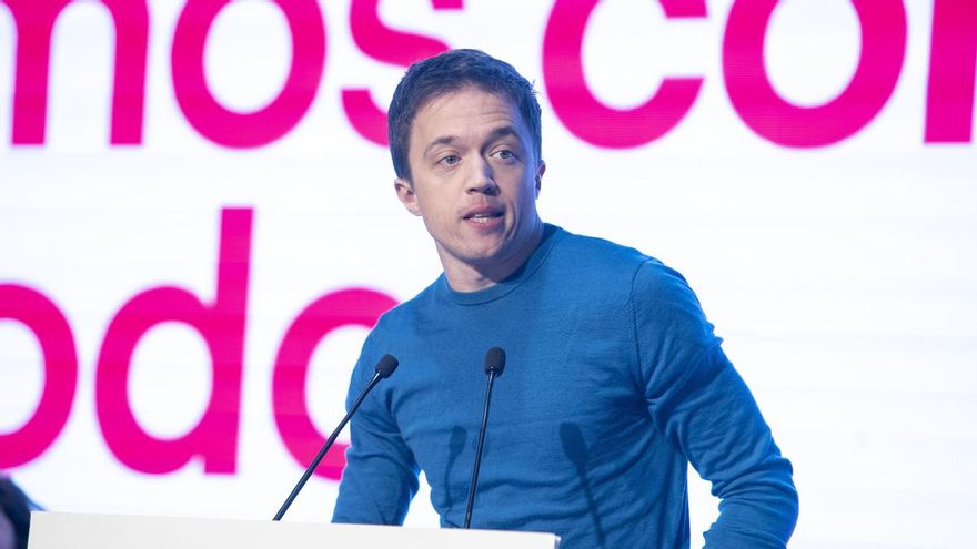 El líder de Más País, Iñigo Errejón, interviene durante la puesta de largo de la candidata de Sumar Galicia, Marta Lois, en el Auditorio Mar de Vigo