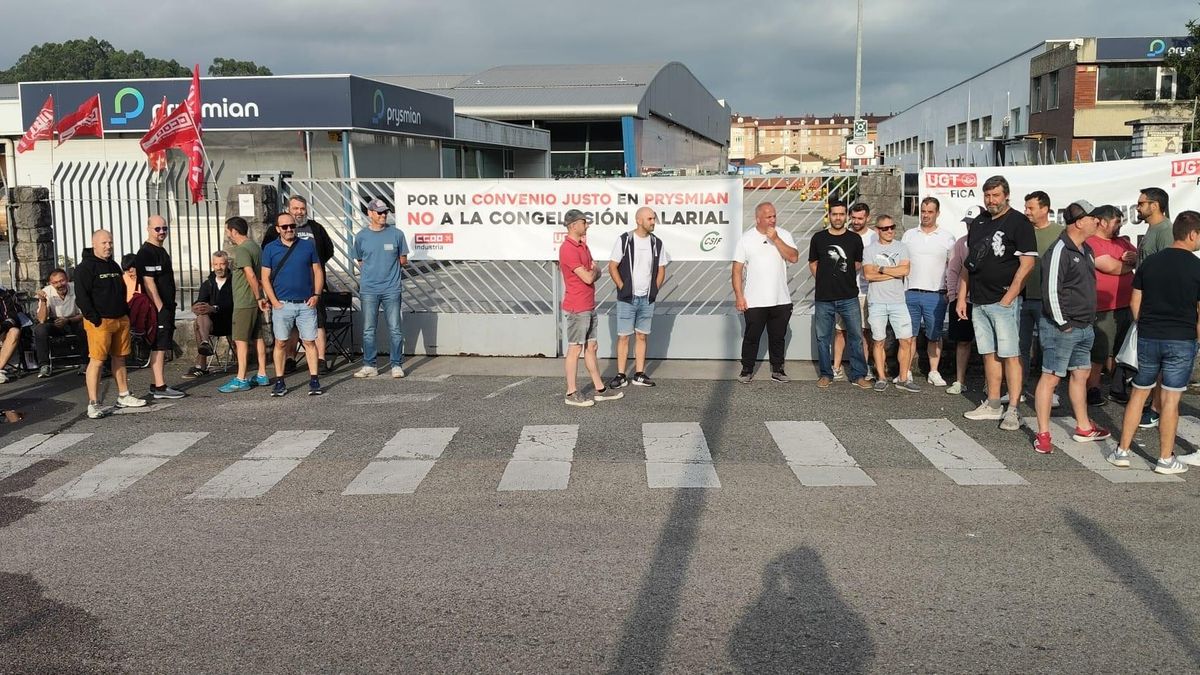 Trabajadores de Prysmian en huelga a las puertas de la fábrica.
