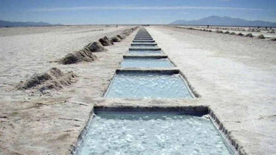 Kulfas convoca a una "mesa de litio" con gobernadores y aspira a multiplicar las explotaciones en el NOA