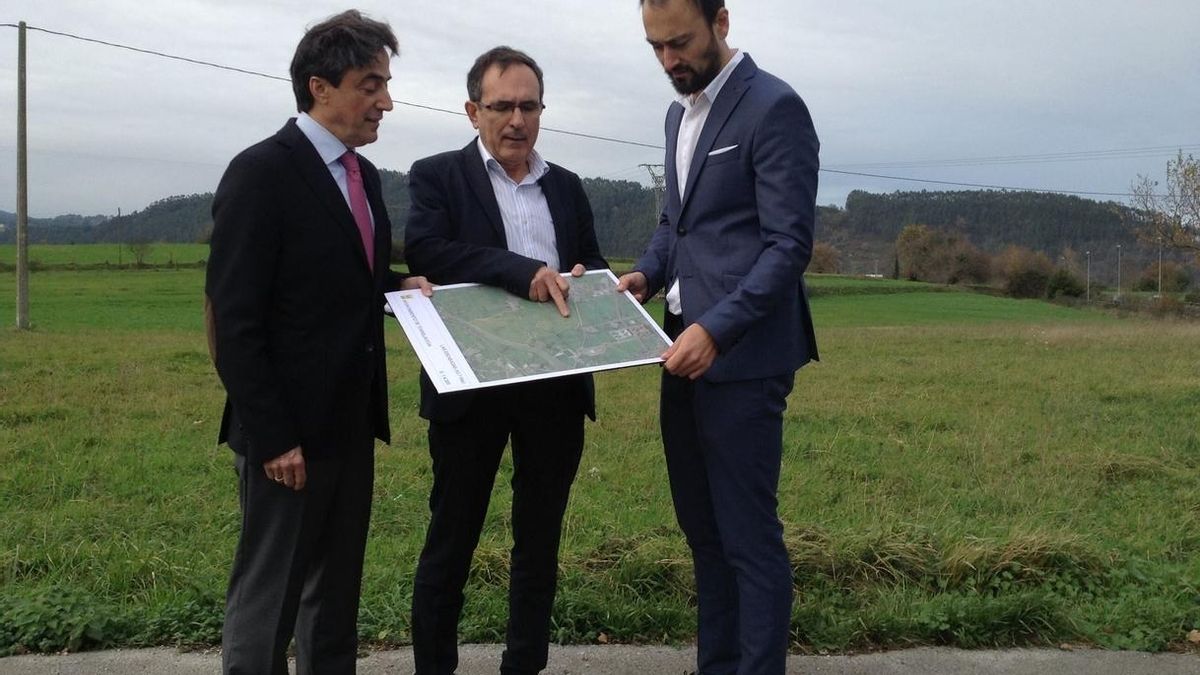 Cruz Viadero junto a López Estrada y Calderón en Las Excavadas