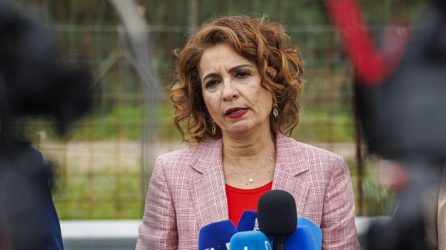 La vicepresidenta primera del Gobierno y ministra de Hacienda, María Jesús Montero, hace declaraciones durante la visita los terrenos de la futura estación de Cercanías Casilla de los Pinos en Dos Hermanas (Sevilla) el pasado sábado. EFE/ Julio Muñoz