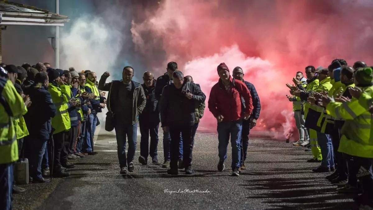 Compañeros de los integrantes del comité de empresa de Ceasa en Navia animan a los miembros del comité de empresa, ayer, cuando se dirigían a la reunión con la dirección de Ence en Navia.