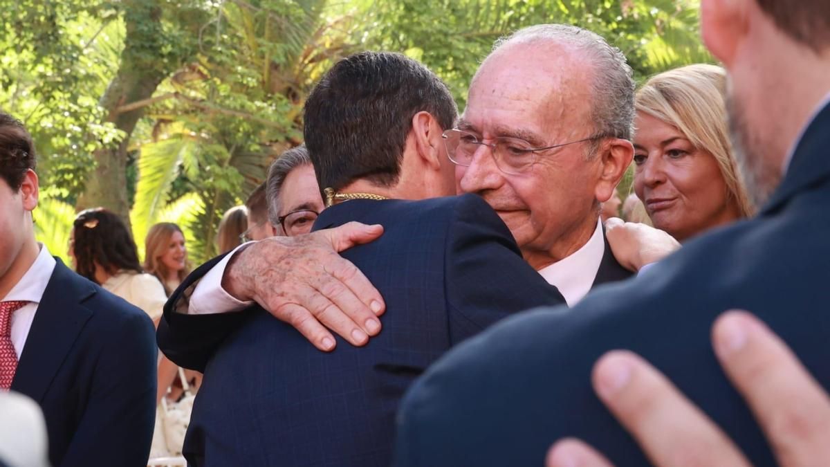 El alcalde de Málaga, Francisco de la Torre, abraza a Moreno tras la toma de posesión en San Telmo.