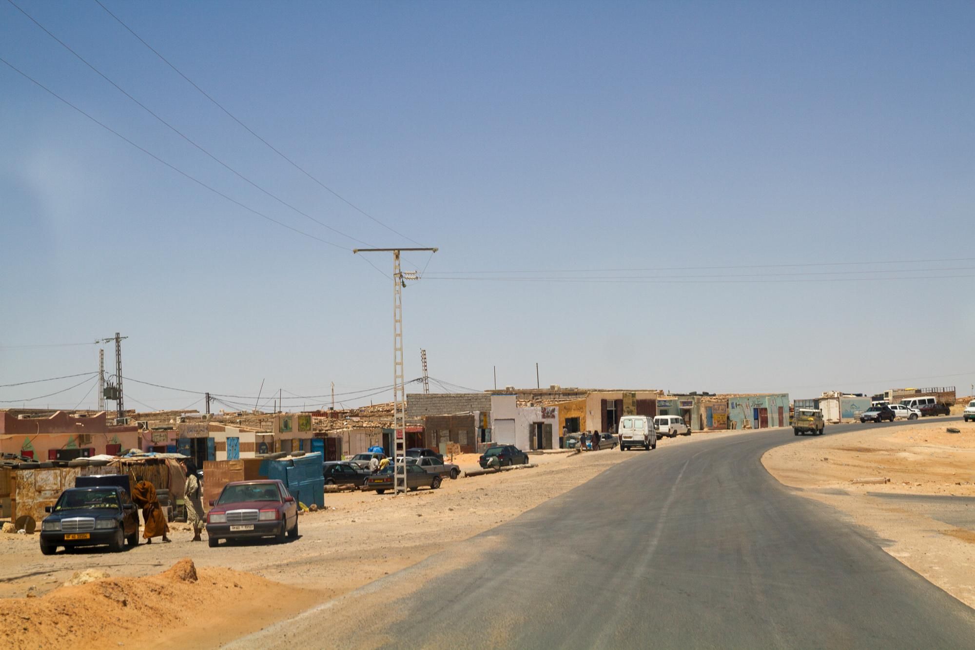 Carretera de un campamento de refugiados.