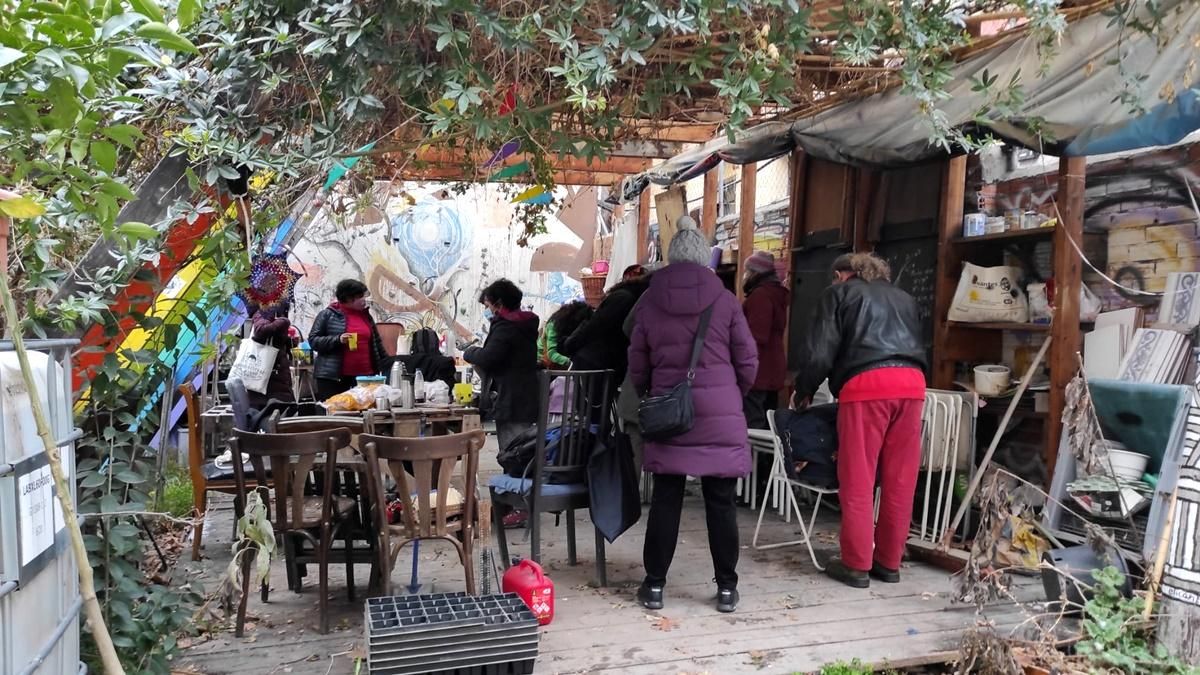 Simpatizantes del solar despidiéndose del mismo