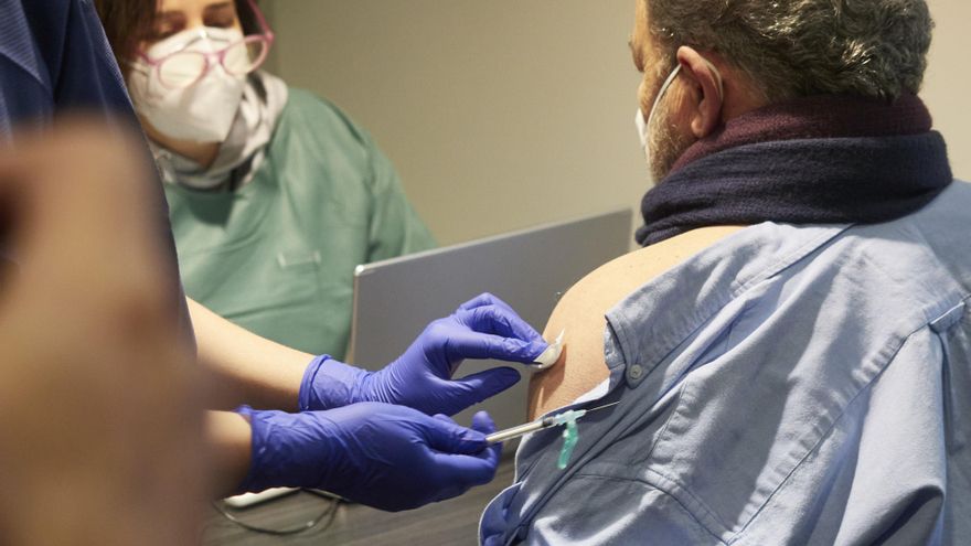 El 70% de los sanitarios navarros habrá recibido al menos la primera dosis de la vacuna a finales de esta semana