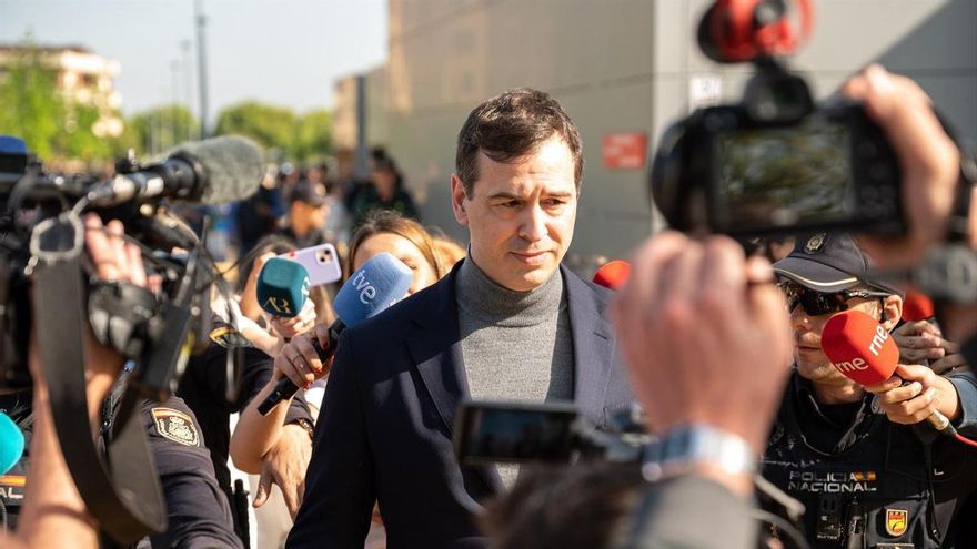 El hermano de Pedro Sánchez, David Sánchez, sale tras declarar en calidad de investigado en el Juzgado de Instrucción número 3 de Badajoz, a 25 de abril de 2025, en Badajoz, Extremadura (España). Andrés Rodríguez - Europa Press