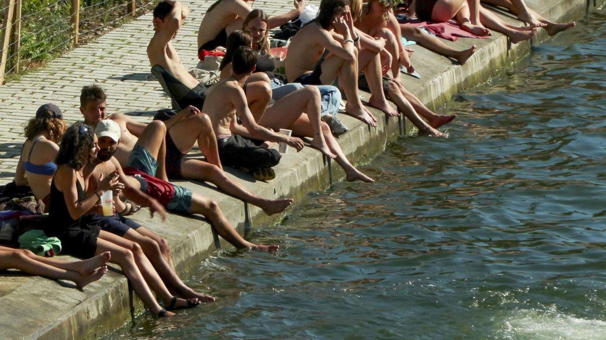 La actual ola de calor en Francia podría alcanzar una intensidad equivalente a la registrada en agosto de 2003, que marcó un récord de muertes, casi 15.000 personas, pero será "más precoz", advirtió este viernes la directora de Météo France, Sophie Voirin, en una conferencia de prensa.